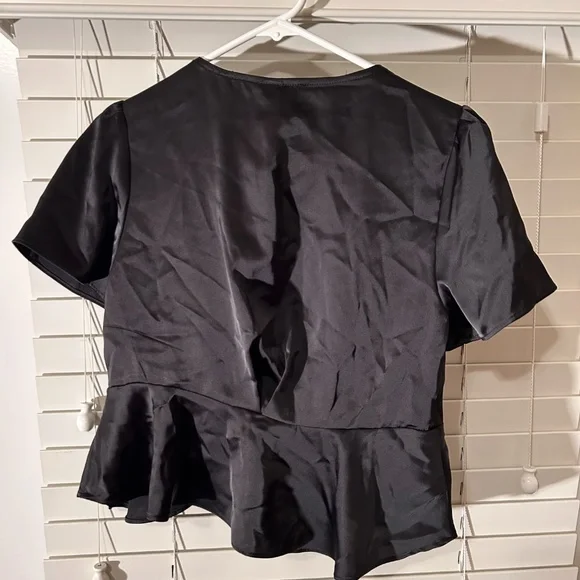 Wild Fable black top with tie front, slight ruffle sleeves - Picture 2 of 3